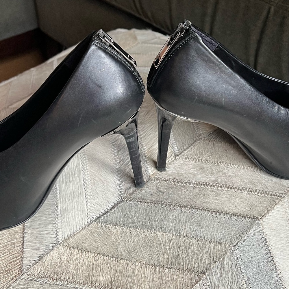 BURBERRY black leather pump heels. Zip hardware back. US 9.5 / EU 40.5 - Picture 9 of 11